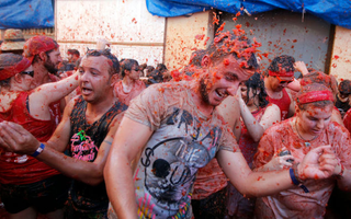 Illustration for article titled This Google Street View Car Drove Through a Tomato-Throwing Festival In Spain